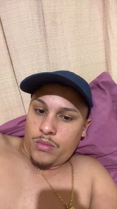 Morenoyboy live cam on Cam4
