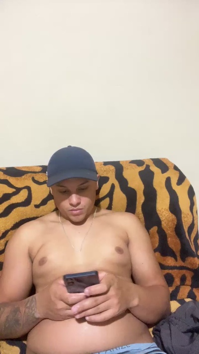 Morenoyboy live cam on Cam4