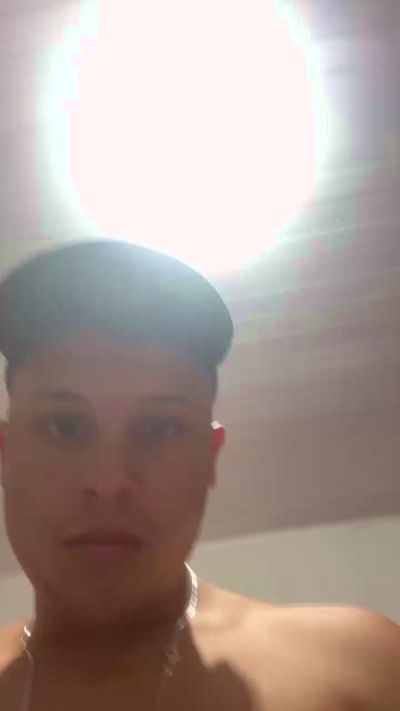 Morenoyboy live cam on Cam4