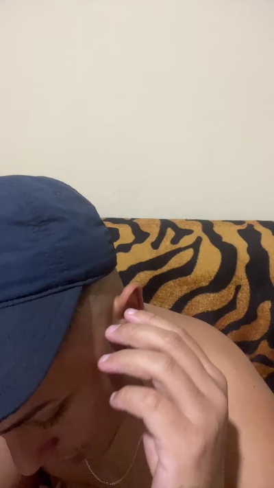 Morenoyboy live cam on Cam4