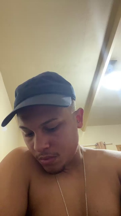 Morenoyboy live cam on Cam4