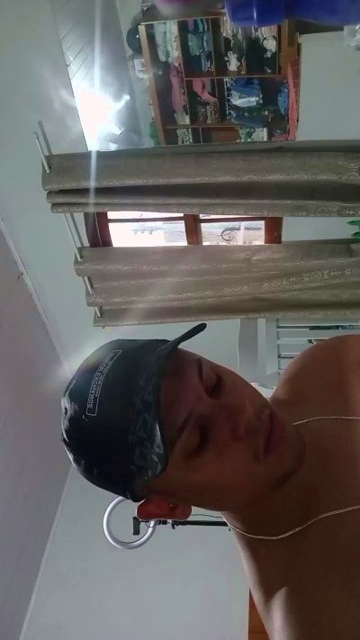 Morenoyboy live cam on Cam4
