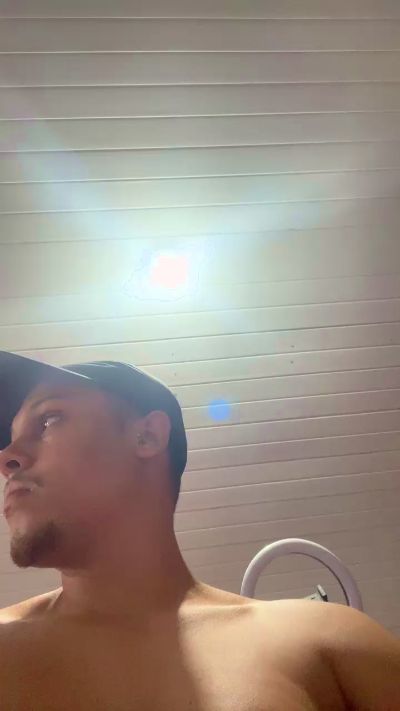 Morenoyboy live cam on Cam4