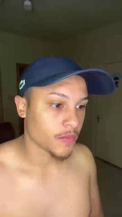 Morenoyboy live cam on Cam4