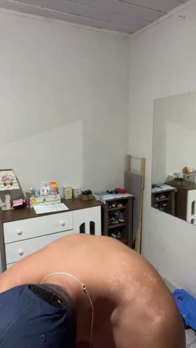 Morenoyboy live cam on Cam4
