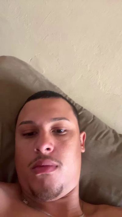 Morenoyboy live cam on Cam4