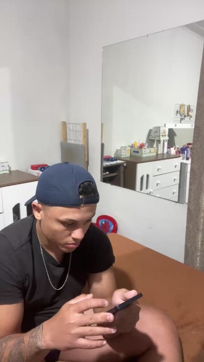 Morenoyboy live cam on Cam4