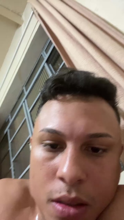 Morenoyboy live cam on Cam4