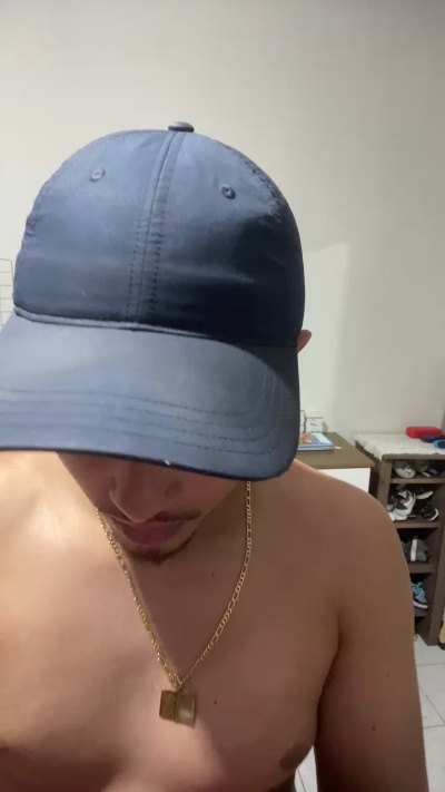 Morenoyboy live cam on Cam4