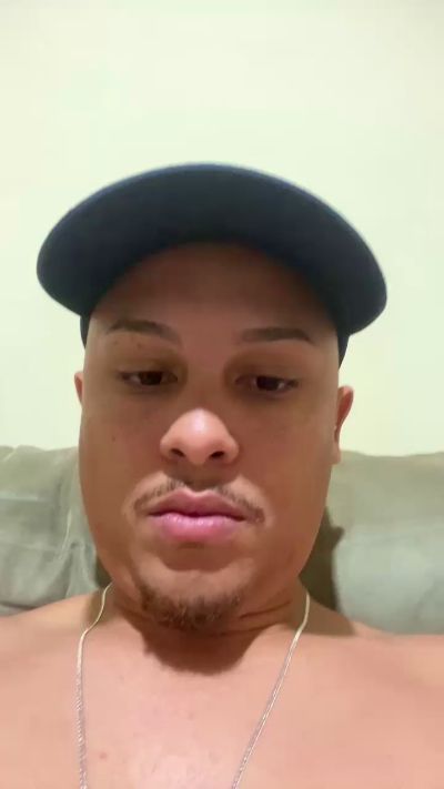 Morenoyboy live cam on Cam4