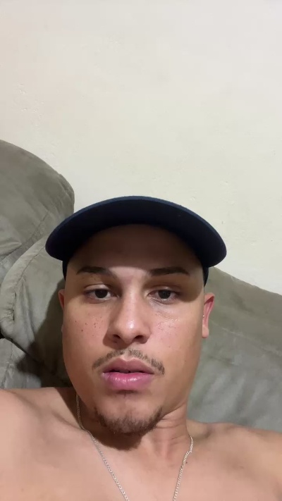 Morenoyboy live cam on Cam4