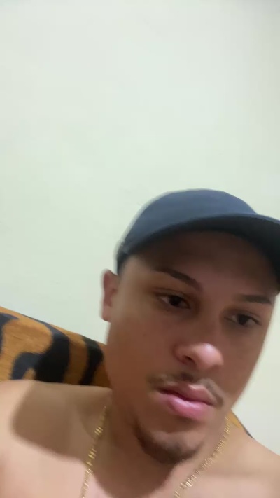 Morenoyboy live cam on Cam4