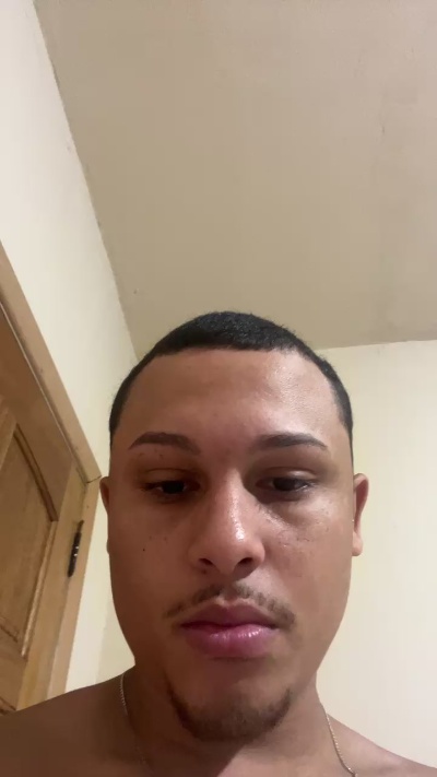 Morenoyboy live cam on Cam4