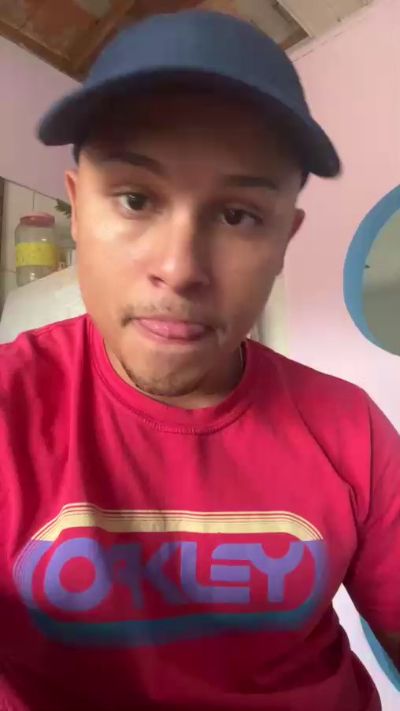 Morenoyboy live cam on Cam4