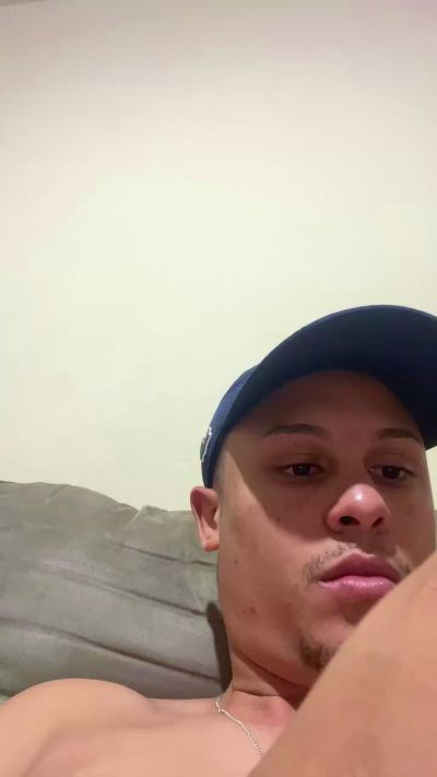 Morenoyboy live cam on Cam4