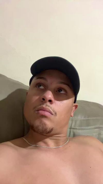 Morenoyboy live cam on Cam4