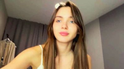 MoriahSpinello live cam on Cam4