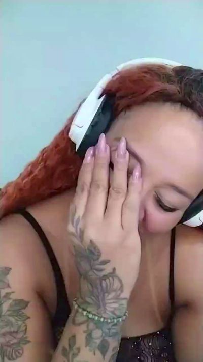 NIKA_EBONY live cam on Cam4