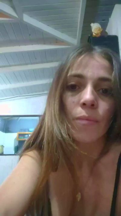 Naiara31 live cam on Cam4