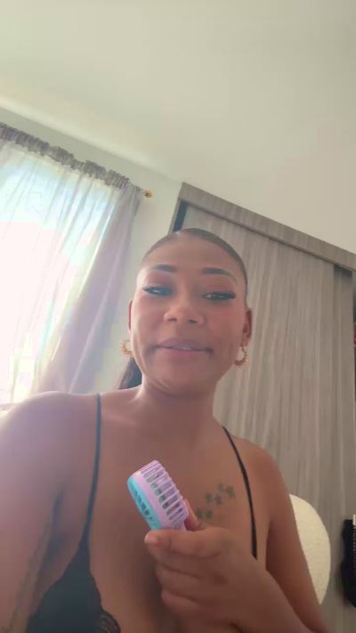 Watch  Nairobys live on Cam4