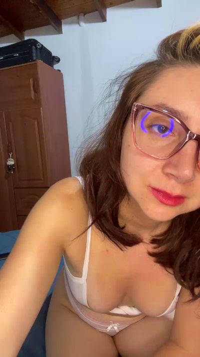 Naomibelle live cam on Cam4