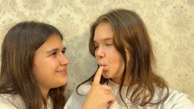 Narrow_lesbian live cam on Cam4
