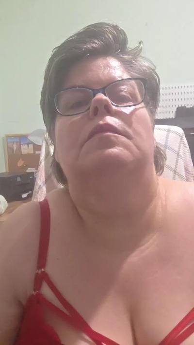Naughtygilf live cam on Cam4