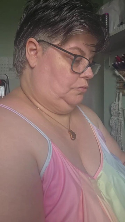 Naughtygilf live cam on Cam4