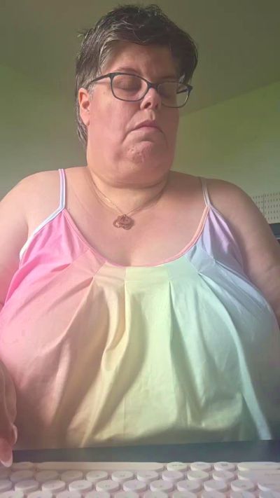 Naughtygilf live cam on Cam4