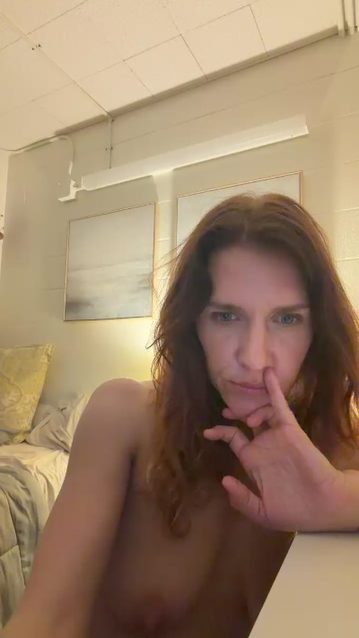 Naughtynn live cam on Cam4