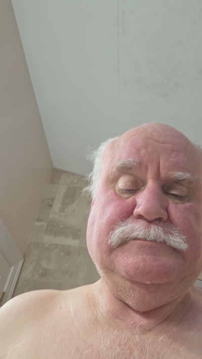 Naughtypappa live cam on Cam4