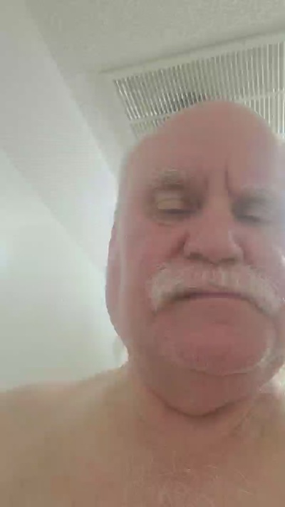 Naughtypappa live cam on Cam4