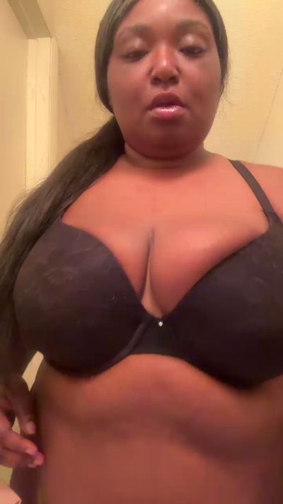 Naveah2fine live cam on Cam4