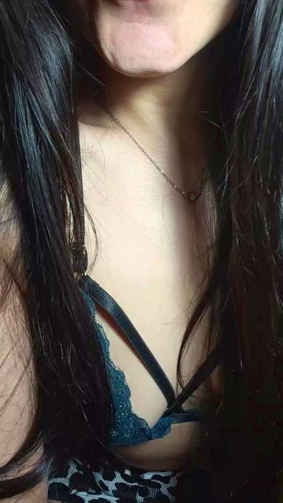 Nella_25 live cam on Cam4