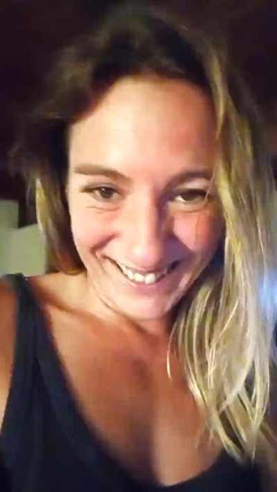 Nena_Misteriosa live cam on Cam4