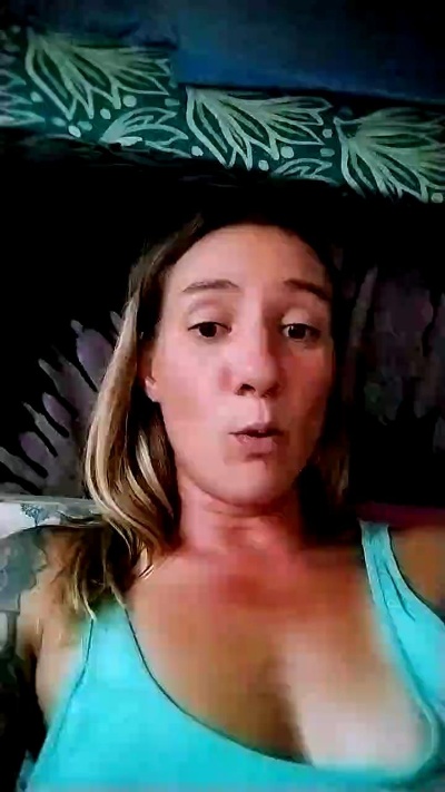 Nena_Misteriosa live cam on Cam4