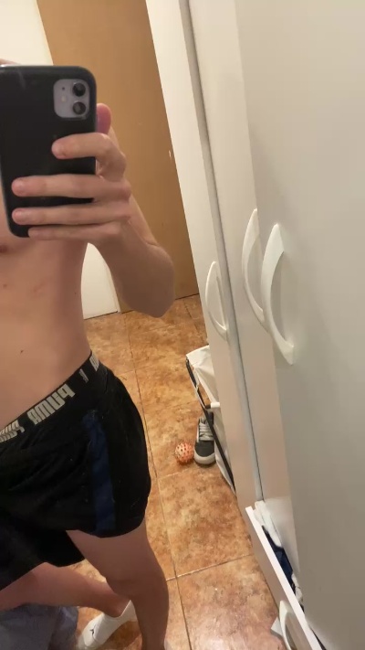 Nicolas9742 live cam on Cam4