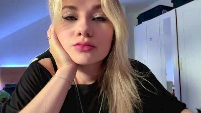NoreneLlano live cam on Cam4