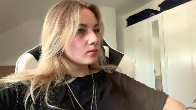 NoreneLlano live cam on Cam4