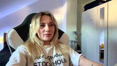NoreneLlano live cam on Cam4