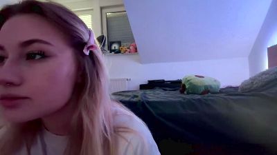 NoreneLlano live cam on Cam4
