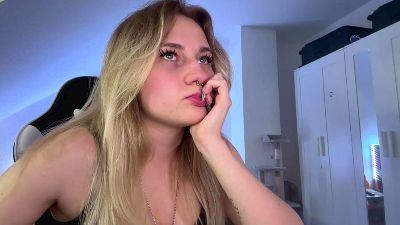 NoreneLlano live cam on Cam4