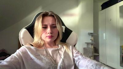 NoreneLlano live cam on Cam4