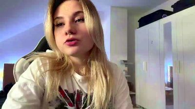 NoreneLlano live cam on Cam4