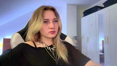 NoreneLlano live cam on Cam4