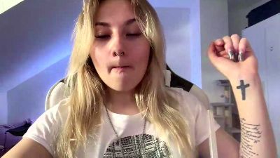 NoreneLlano live cam on Cam4