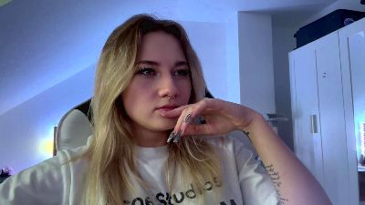 NoreneLlano live cam on Cam4