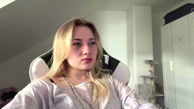 NoreneLlano live cam on Cam4