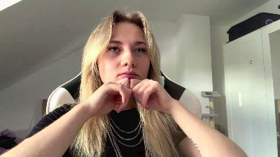NoreneLlano live cam on Cam4