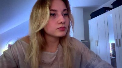 NoreneLlano live cam on Cam4